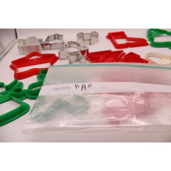 Plastic Metal Christmas Holiday Cookie Cutters Baking Mixed Brands Styles Wilton - Picture 9 of 9